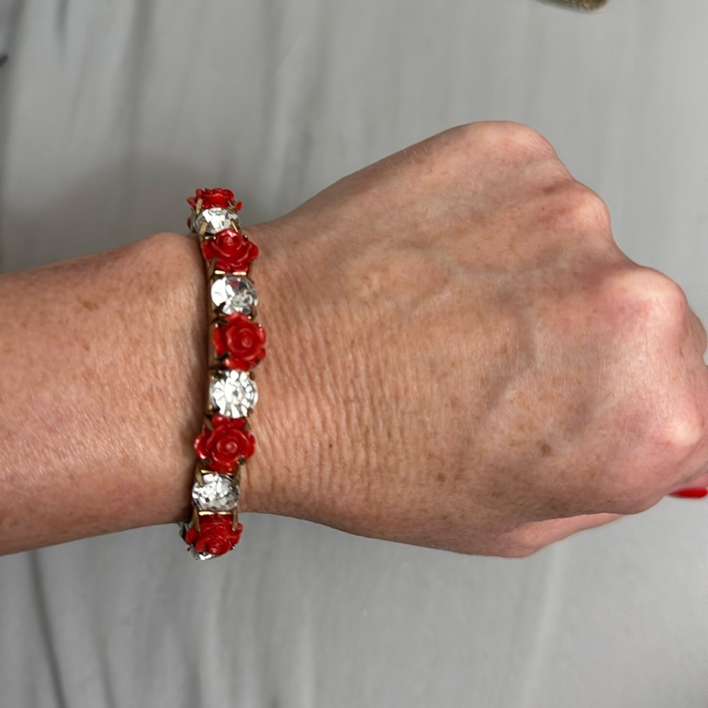 Rose and rhinestone stretch bracelet🌹